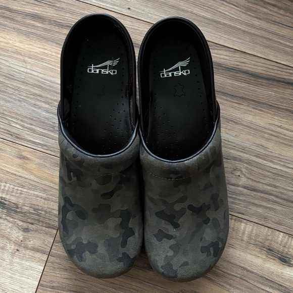 Dansko Camo Print Clogs Size 41 Excellent Condition - Picture 1 of 7